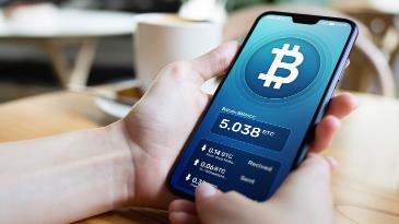 Smartphone mit Bitcoin-Logo