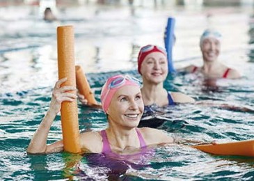 Mehrere Personen im Schwimmbad