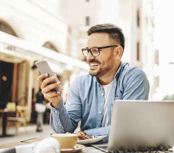 Mann mit Smartphone