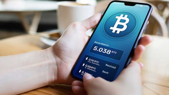 Smartphone mit Bitcoin-Logo