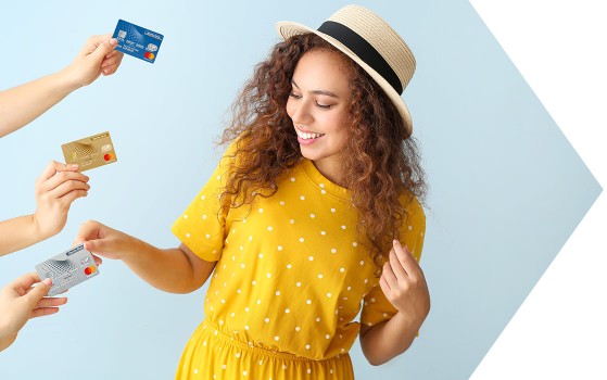 Frau sammelt Kreditkarten